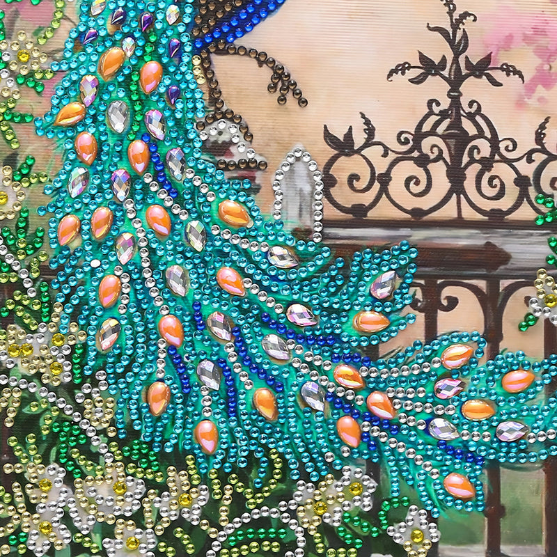 Grüner Pfau auf dem Zaun Sonderform Diamond Painting