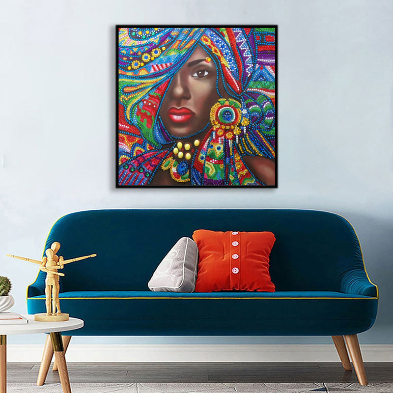 Afrikanische Frau mit Farbenfroher Dekoration Sonderform Diamond Painting