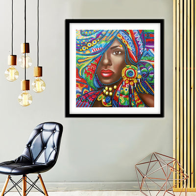 Afrikanische Frau mit Farbenfroher Dekoration Sonderform Diamond Painting