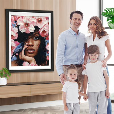 Afrikanische Frau, rosa Blumen und blauer Vogel Diamond Painting