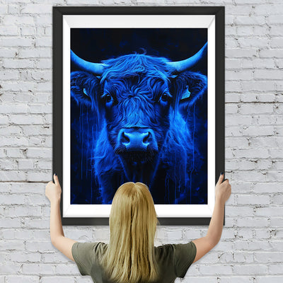 Blaue Hochlandkuh in Dunkelheit Diamond Painting
