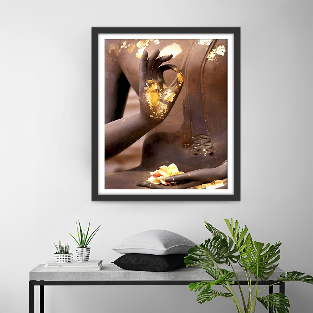 Blütenblätter und Blattgold in Buddhas Händen Diamond Painting