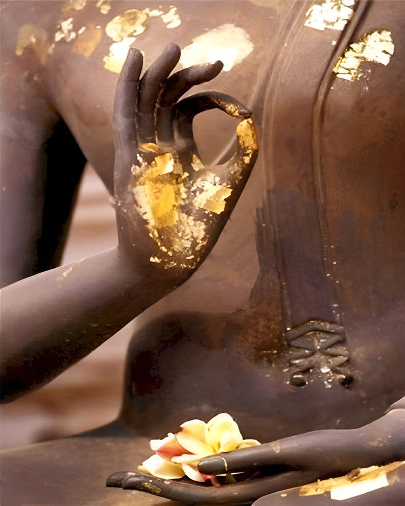 Blütenblätter und Blattgold in Buddhas Händen Diamond Painting