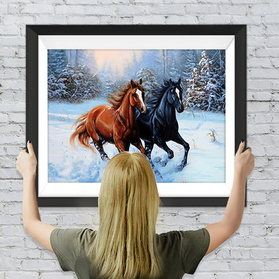 Braunes Pferd und schwarzes Pferd im Schnee Diamond Painting