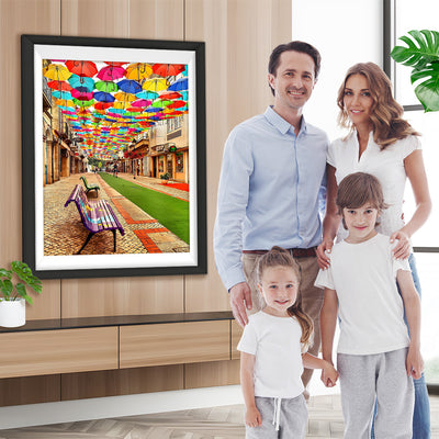 Bunte Schirme über der Straße Diamond Painting