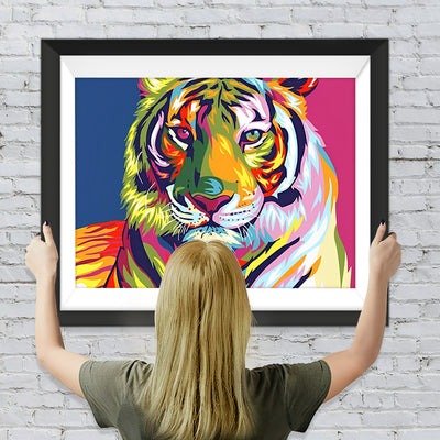 Bunter Tiger vor dem rot-blauen Hintergrund Diamond Painting