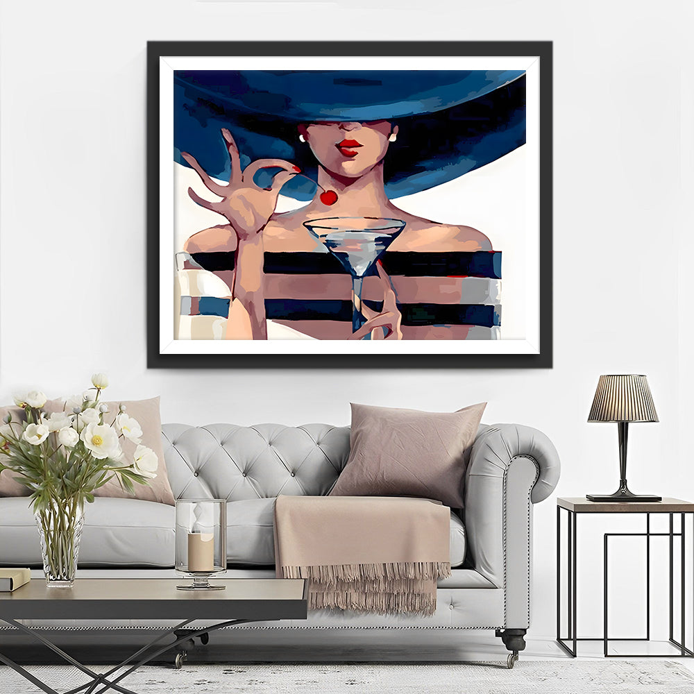 Eine Frau hält einen Cocktail Diamond Painting