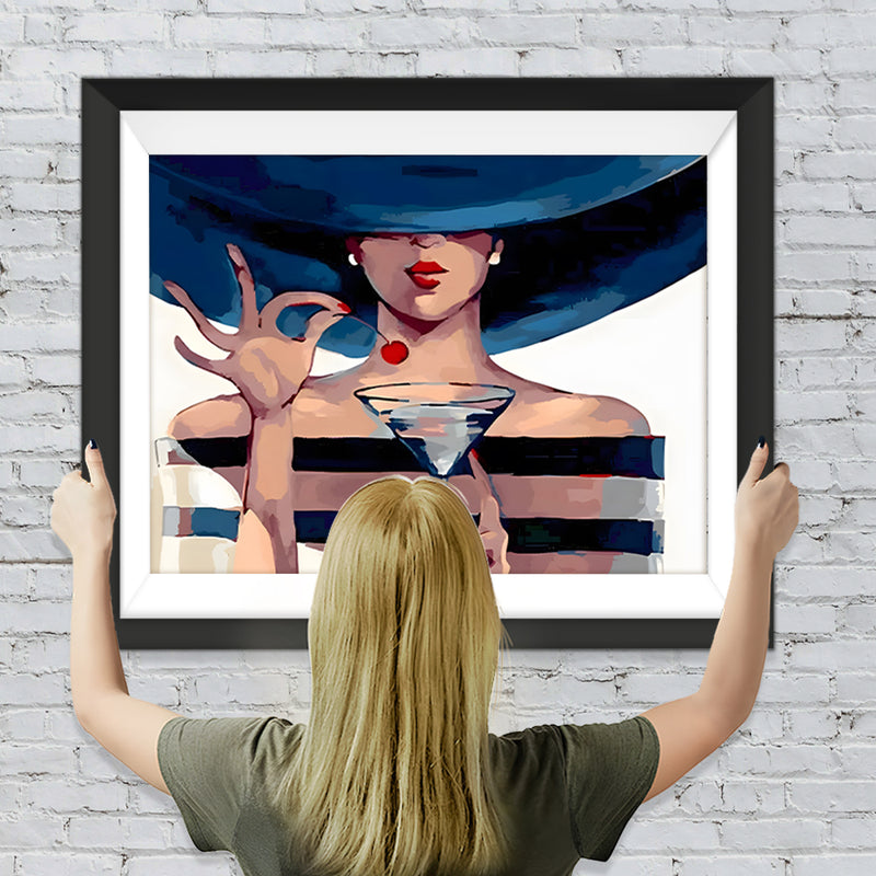 Eine Frau hält einen Cocktail Diamond Painting