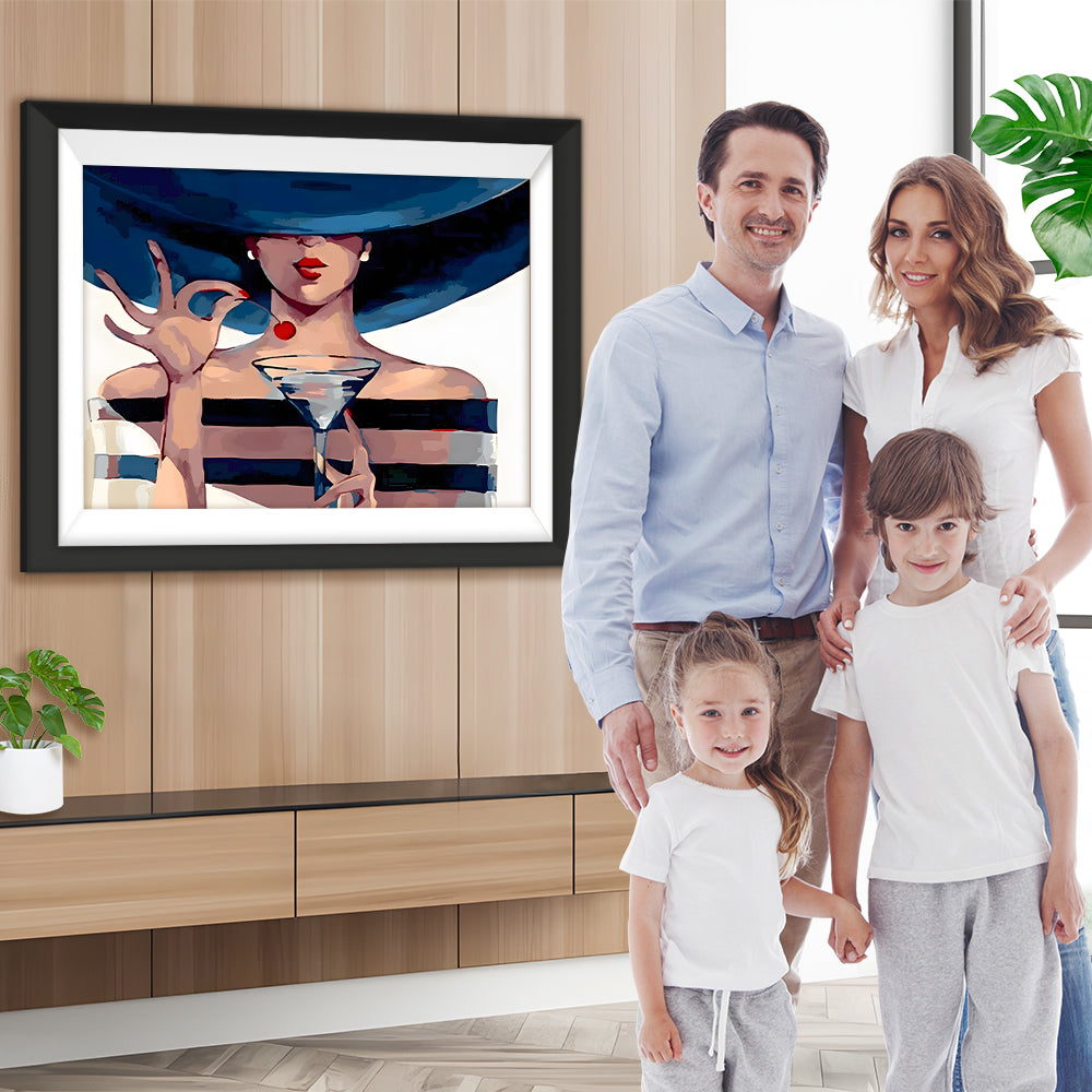 Eine Frau hält einen Cocktail Diamond Painting