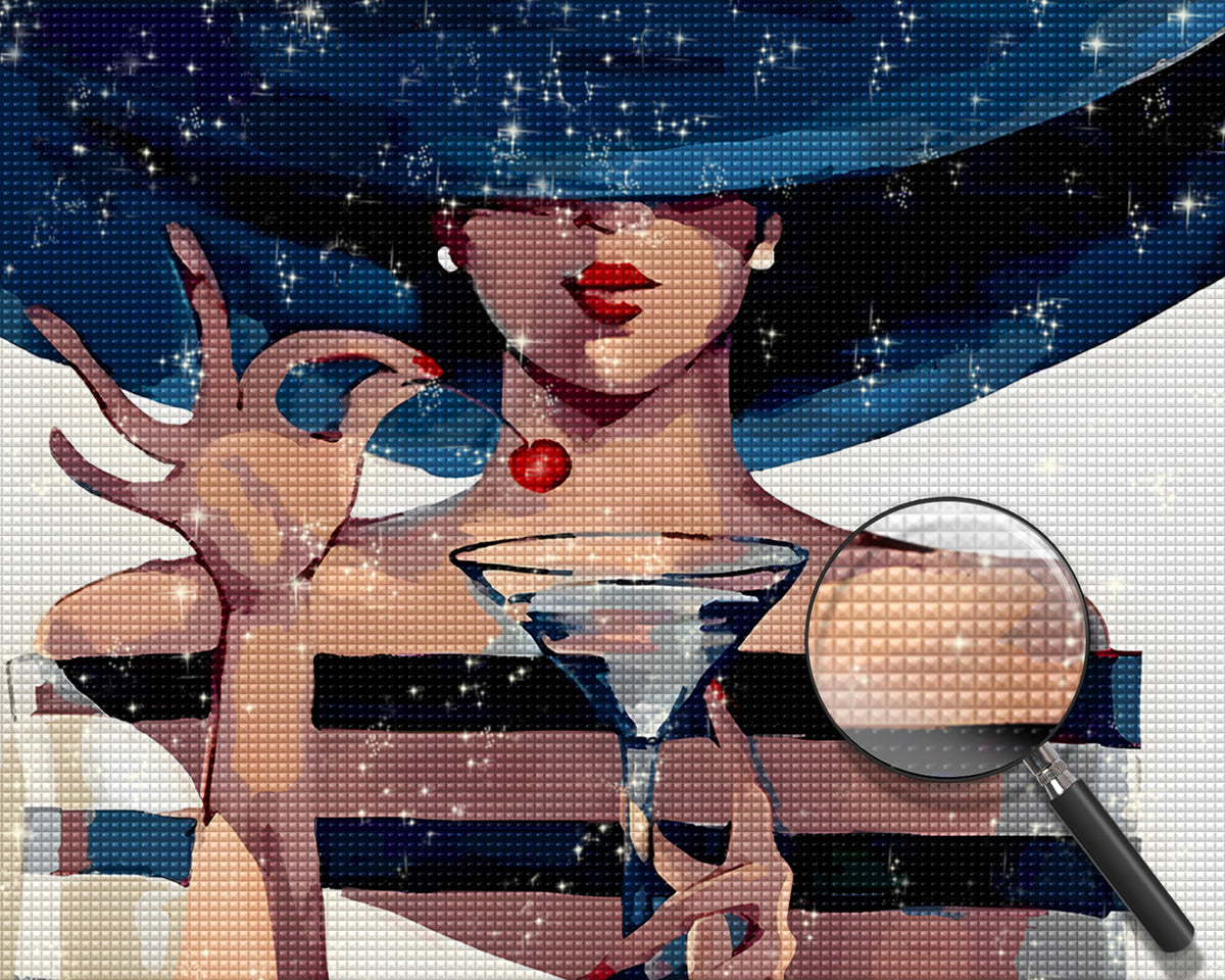 Eine Frau hält einen Cocktail Diamond Painting