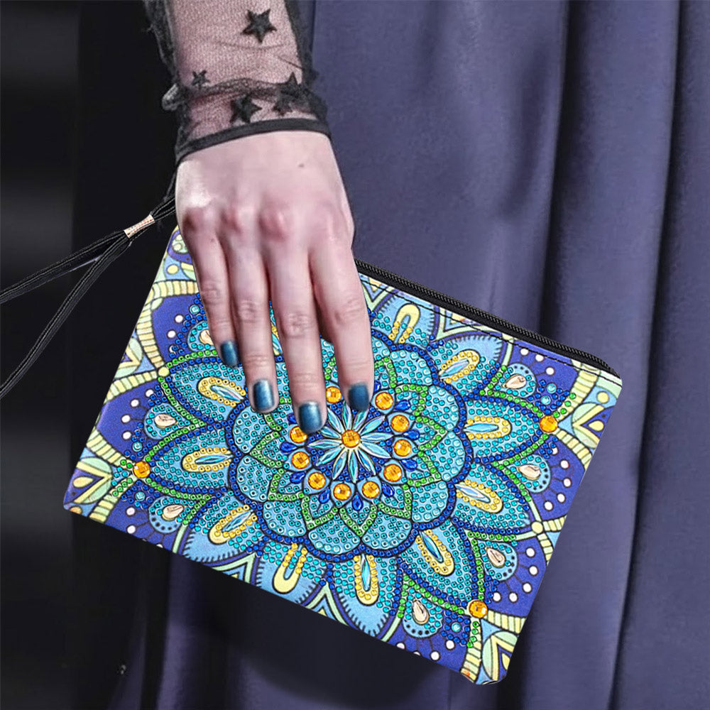 Eisblaues Chrysanthemen Mandala Diamond Painting Handgelenktasche