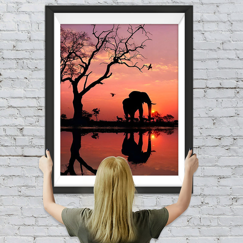 Elefant am See bei Sonnenaufgang Diamond Painting