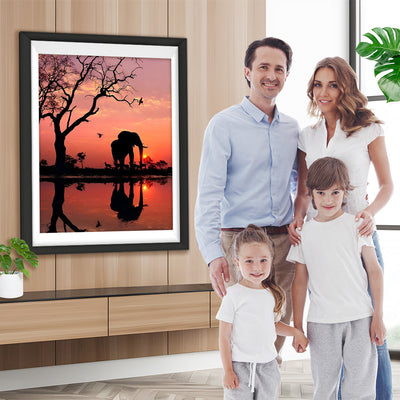 Elefant am See bei Sonnenaufgang Diamond Painting