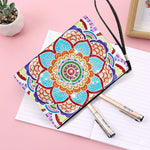 Farbenfrohes Mandala mit vielen Blütenblättern Diamond Painting Handgelenktasche