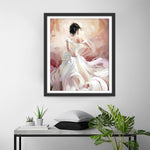 Frau in wunderschönem weißen Kleid Diamond Painting