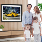 Gelber Rennwagen in der Stadt Diamond Painting