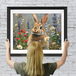 Graues Kaninchen zwischen wilden Blumen Diamond Painting