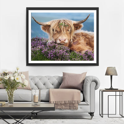 Hochlandkuh zwischen lila Blumen Diamond Painting