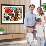 Hund, Katze, Kaninchen und Papagei vor der Fotowand Diamond Painting