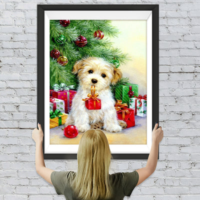 Hund mit Geschenken neben dem Weihnachtsbaum Diamond Painting