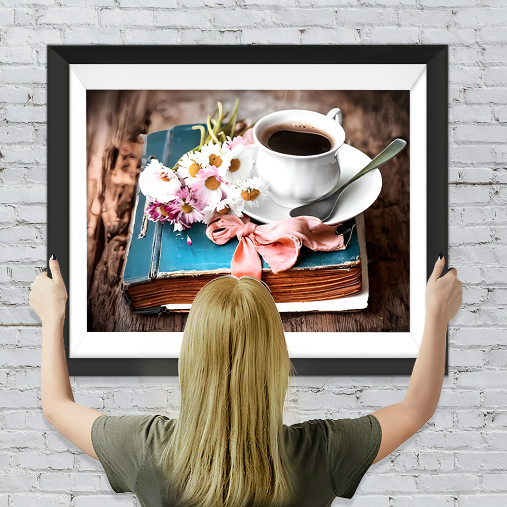 Kaffee, Gänseblümchen und altes Buch Diamond Painting