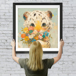 Kleiner weißer Tiger hält Blumen Diamond Painting
