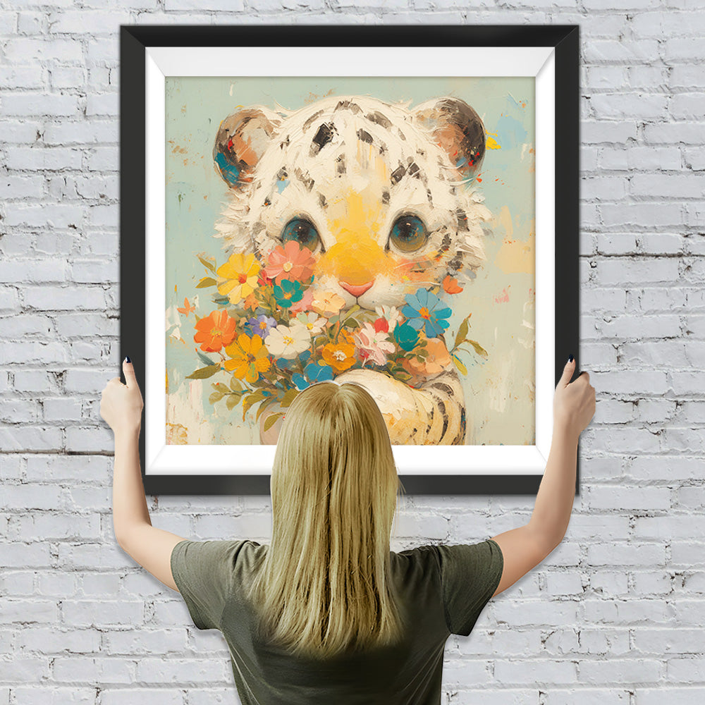 Kleiner weißer Tiger hält Blumen Diamond Painting