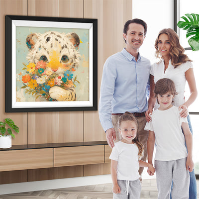 Kleiner weißer Tiger hält Blumen Diamond Painting