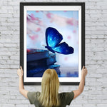 Leuchtender Schmetterling auf dem Buch Diamond Painting