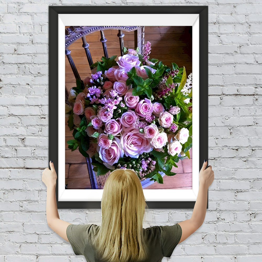 Lila Rosenstrauß auf einem Stuhl Diamond Painting