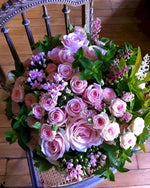 Lila Rosenstrauß auf einem Stuhl Diamond Painting