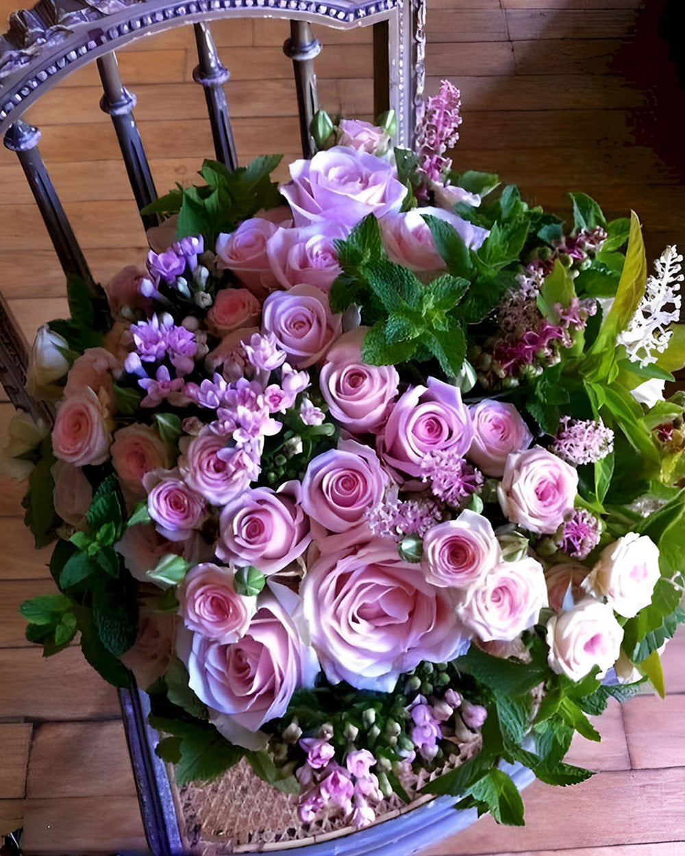 Lila Rosenstrauß auf einem Stuhl Diamond Painting