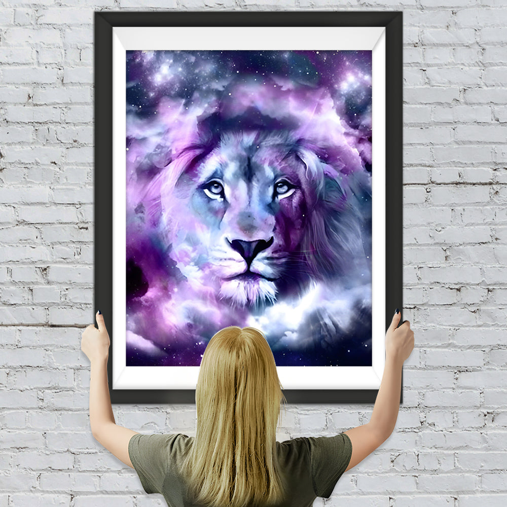 Löwe in den Wolken am lila Sternenhimmel Diamond Painting