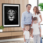 Löwe in der Dunkelheit Diamond Painting