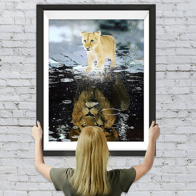 Löwe und Spiegelbild Diamond Painting