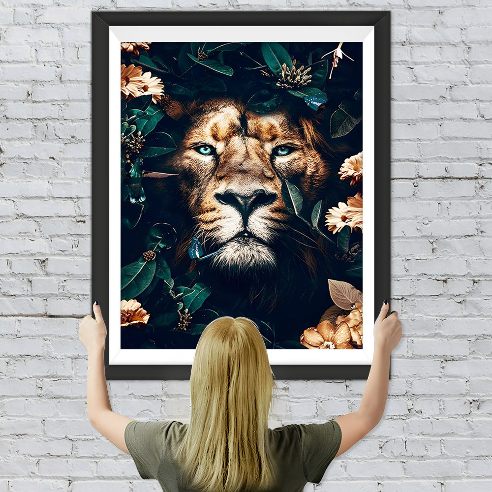 Löwe versteckt sich in den grünen Blättern Diamond Painting