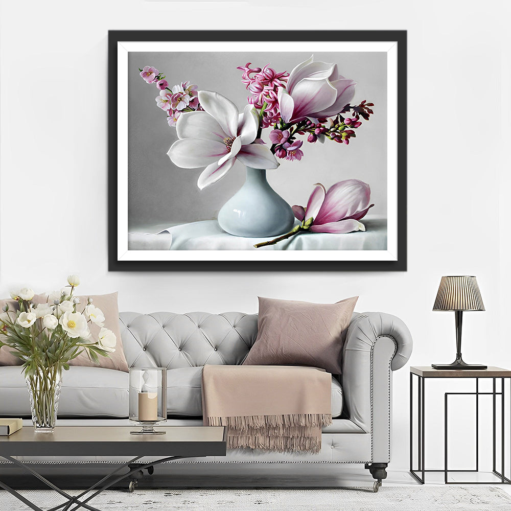 Magnolien und Orchidee in weißer Vase Diamond Painting