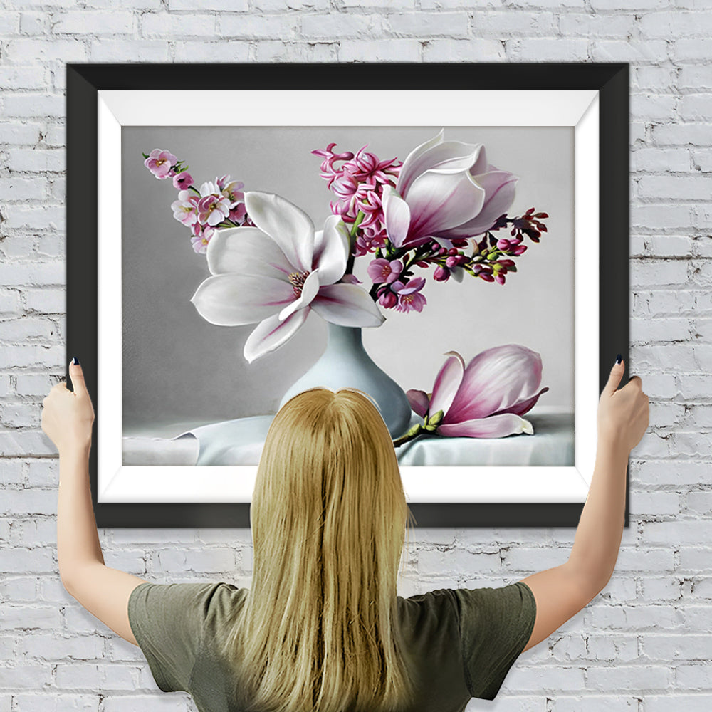Magnolien und Orchidee in weißer Vase Diamond Painting