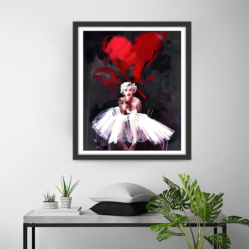 Marilyn Monroe in einem weißen Kleid und einem roten Herz Diamond Painting