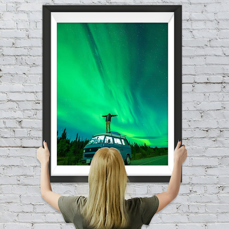 Mensch auf dem Auto unter grünem Himmel Diamond Painting