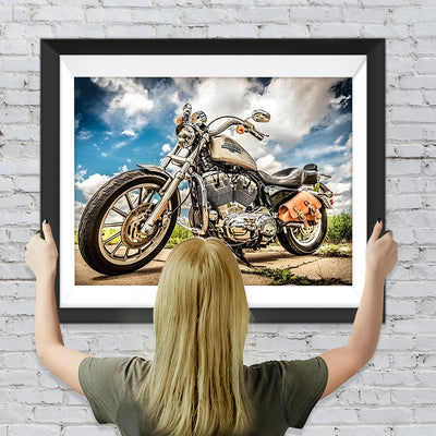 Motorrad unter blauem Himmel und weißen Wolken Diamond Painting