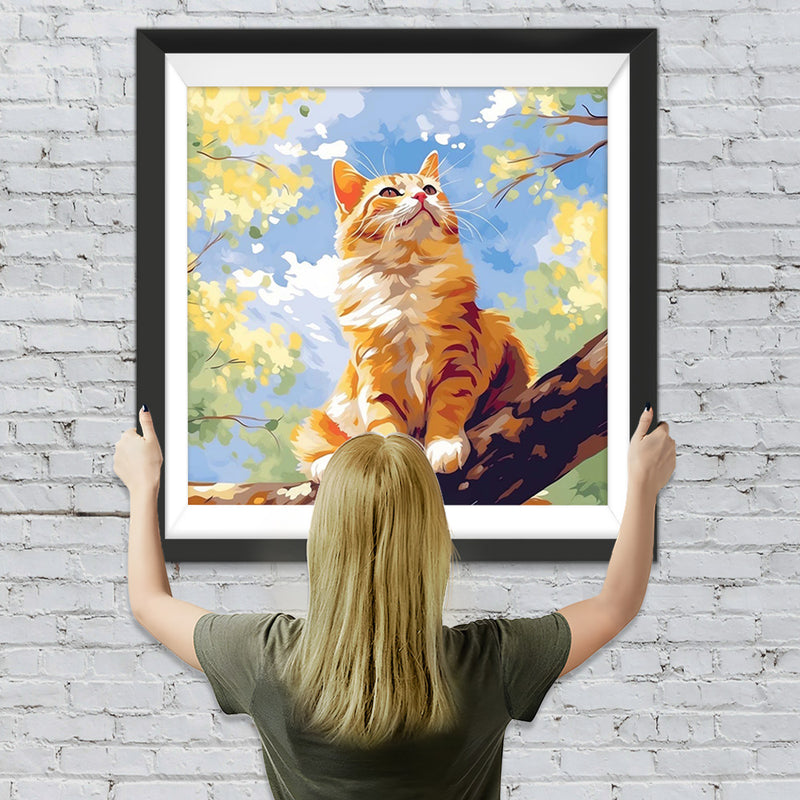Orangefarbene Katze klettert den Baumstamm hinauf Diamond Painting