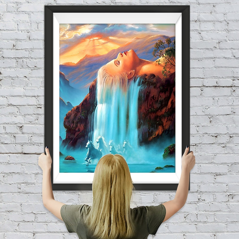 Schöne Frau, Wasserfall und weiße Pferde Diamond Painting