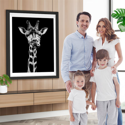 Schwarzweiße fressende Giraffe Diamond Painting