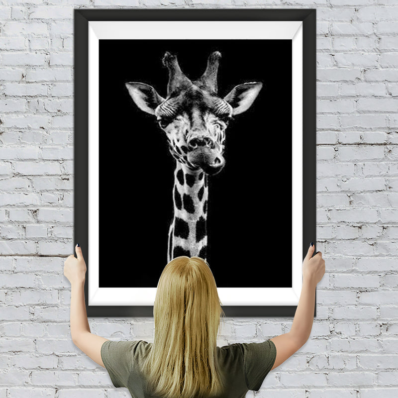 Schwarzweiße fressende Giraffe Diamond Painting