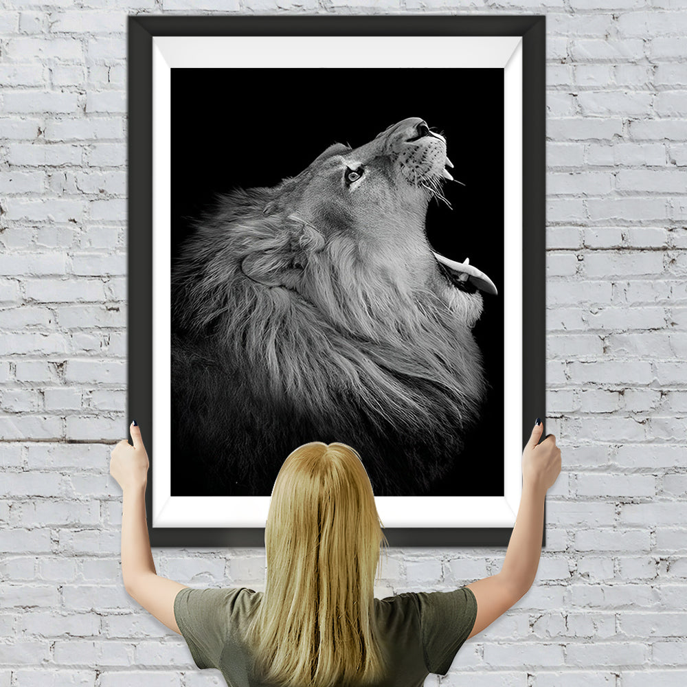 Schwarzweißer heulender Löwe Diamond Painting