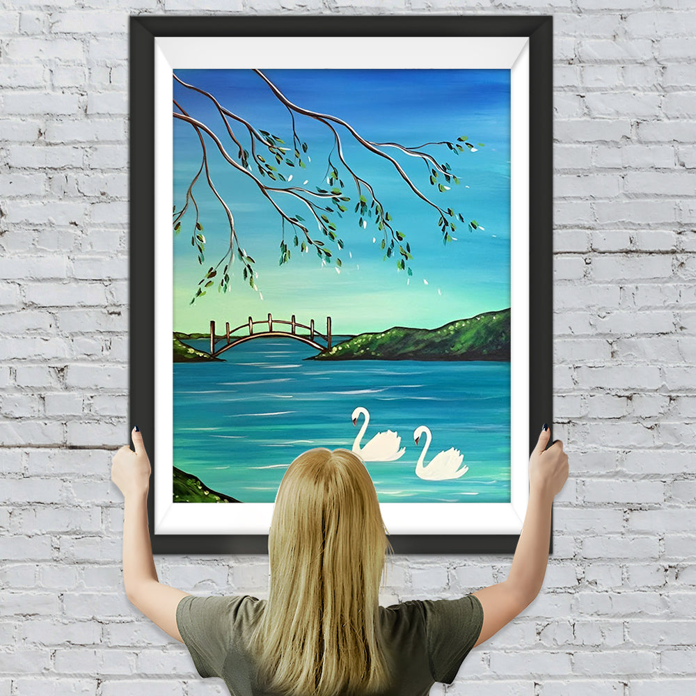 See, Bogenbrücke und weiße Schwäne Diamond Painting