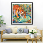 Tiger trinkt Wasser im Wald Diamond Painting
