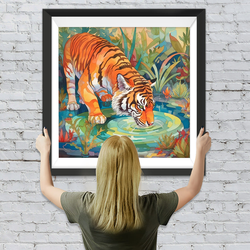 Tiger trinkt Wasser im Wald Diamond Painting