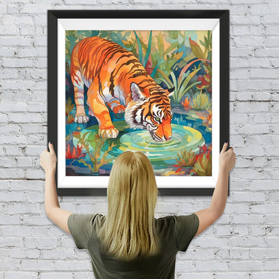 Tiger trinkt Wasser im Wald Diamond Painting